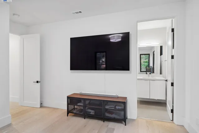 $2,600,000 | 3 West Circle, Oakland, CA 94611