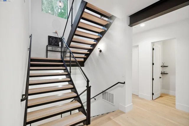 $2,600,000 | 3 West Circle, Oakland, CA 94611