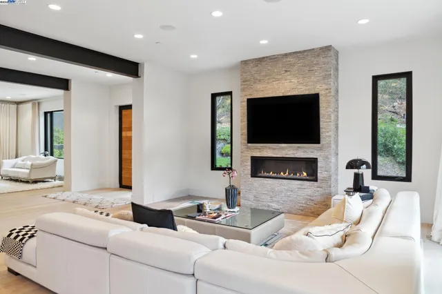 $2,600,000 | 3 West Circle, Oakland, CA 94611