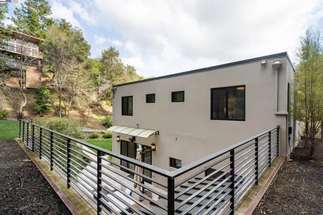 $2,600,000 | 3 West Circle, Oakland, CA 94611