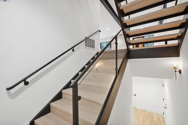 $2,600,000 | 3 West Circle, Oakland, CA 94611