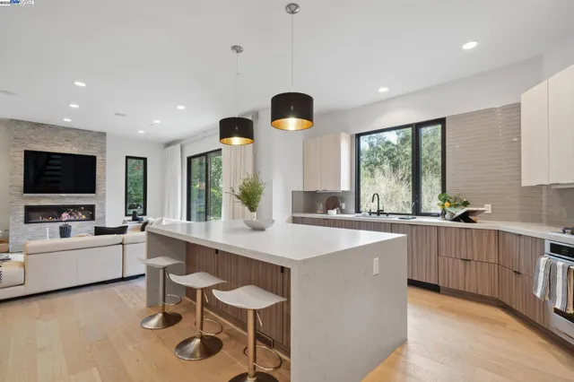 $2,600,000 | 3 West Circle, Oakland, CA 94611