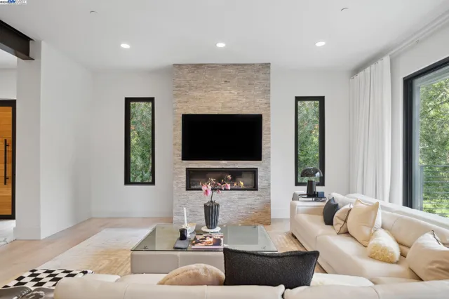 $2,600,000 | 3 West Circle, Oakland, CA 94611