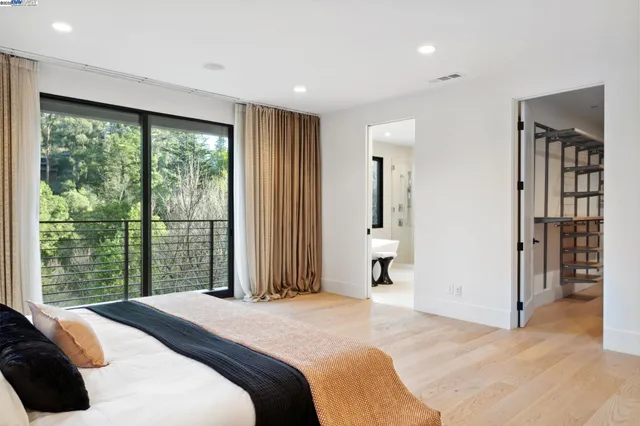 $2,600,000 | 3 West Circle, Oakland, CA 94611