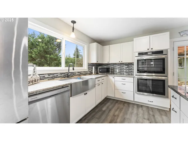 $605,000 | 96620 Highway 42, Coquille, OR 97423