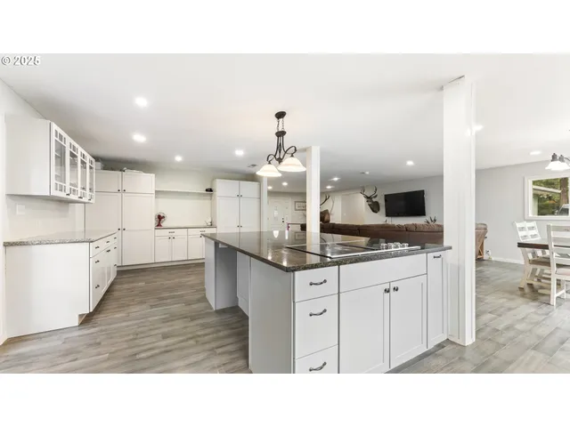 $605,000 | 96620 Highway 42, Coquille, OR 97423