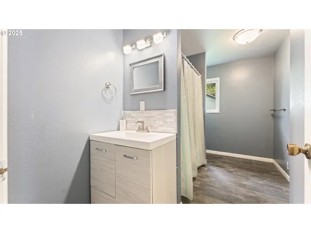 $605,000 | 96620 Highway 42, Coquille, OR 97423