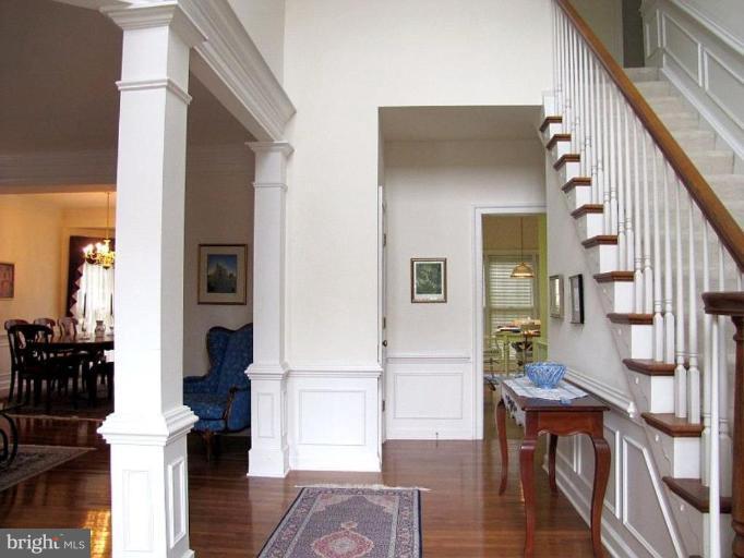 2701 Courthouse Oaks Road Vienna, VA 22181 - Photo 5 of 24 Entrance / Foyer