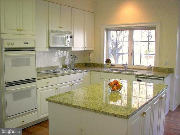 2701 Courthouse Oaks Road Vienna, VA 22181 - Photo 6 of 24 Kitchen