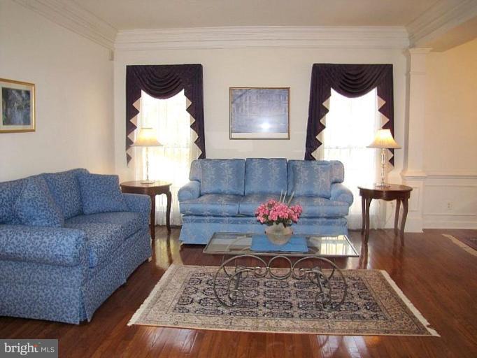 2701 Courthouse Oaks Road Vienna, VA 22181 - Photo 9 of 24 Living Room