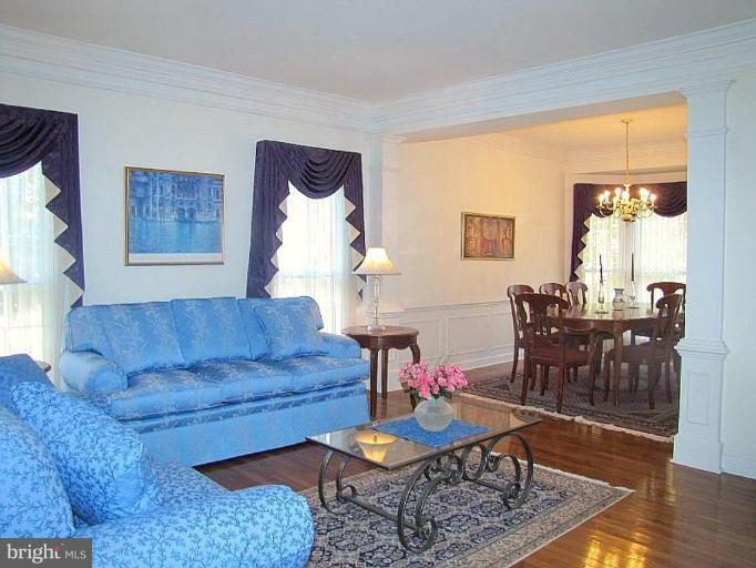2701 Courthouse Oaks Road Vienna, VA 22181 - Photo 10 of 24 Living Room #2