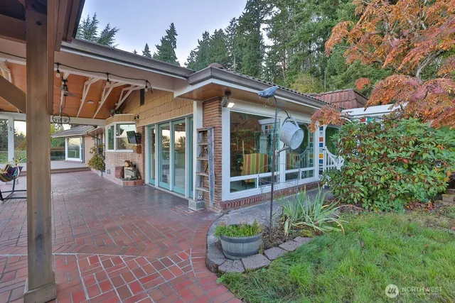a view of a house with backyard and sitting area