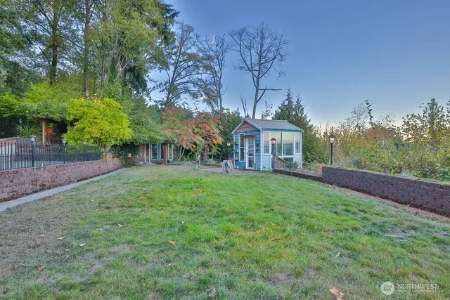 a view of a house with backyard
