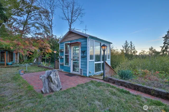 a view of a house with backyard and porch