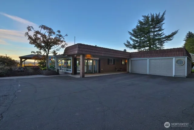 a view of an indoor porch