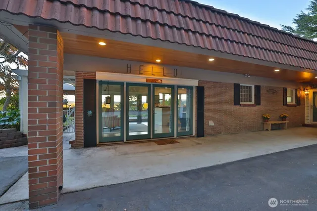 a view of a house with backyard and sitting area
