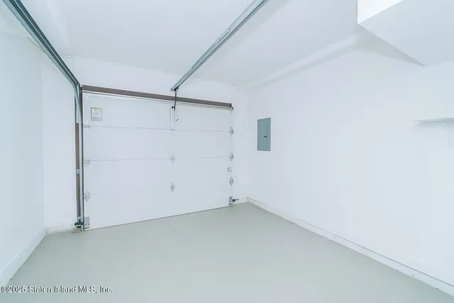 a view of a big room with closet