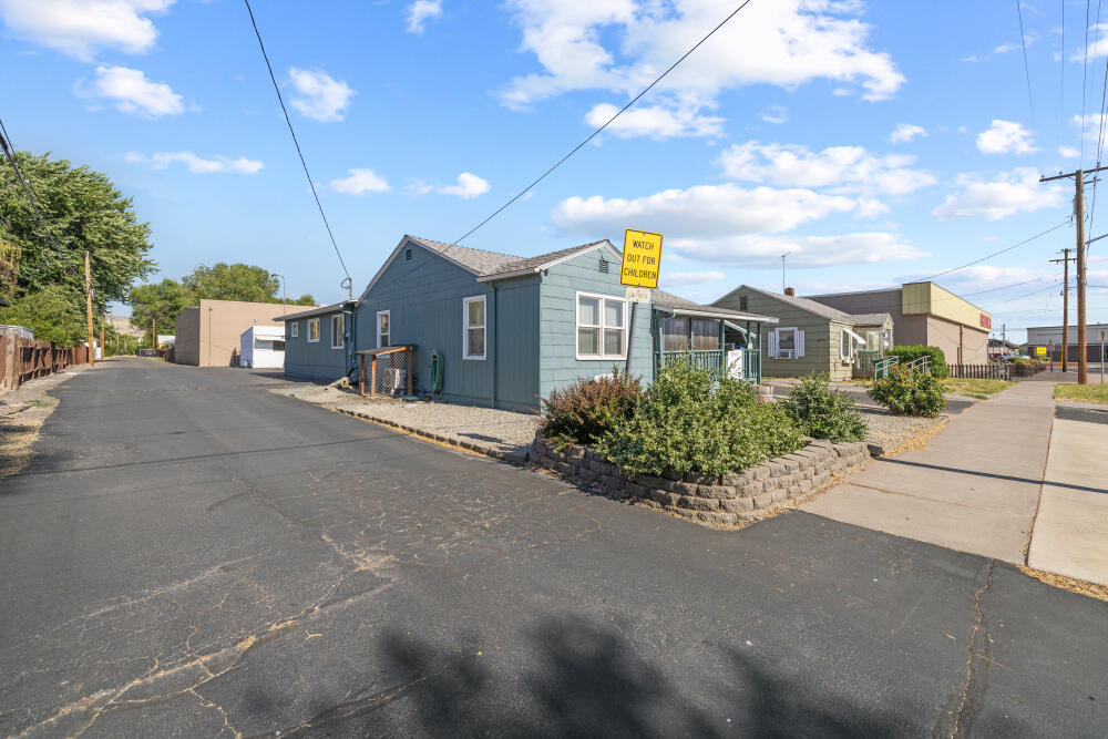 1633 Division Street Klamath Falls, OR 97601 - Photo 9 of 69 1633DivisionSt-52
