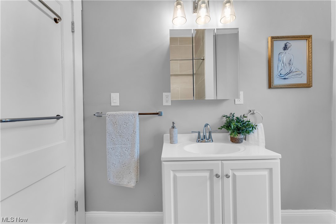 2640 Edgehill Road Cleveland, OH 44106 - Photo 22 of 35 Bathroom featuring vanity
