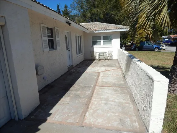 a view of a house with backyard