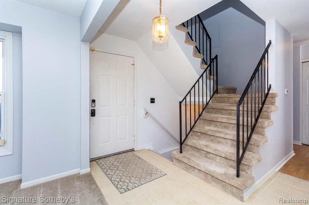461 Farmridge Court Rochester Hills, MI 48307 - Photo 4 of 29