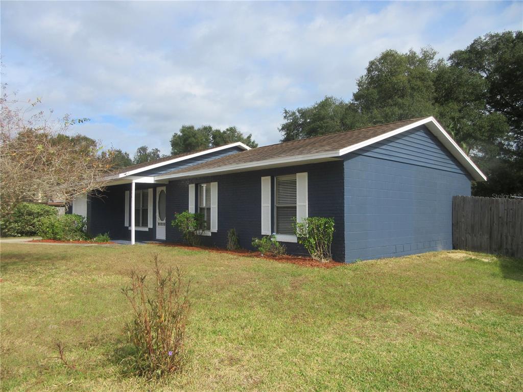 2601 Southeast 175th Terrace Road Silver Springs, FL 34488 - Photo 3 of 87 a front view of house with yard and green space