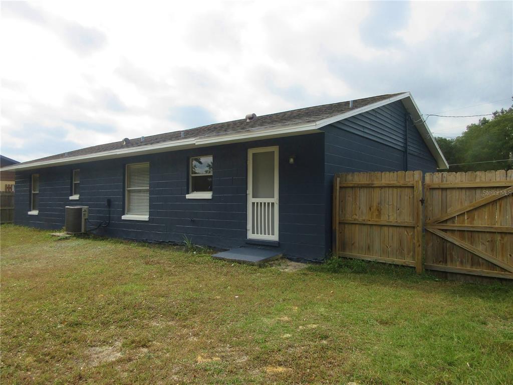 2601 Southeast 175th Terrace Road Silver Springs, FL 34488 - Photo 4 of 87 a backyard of a house