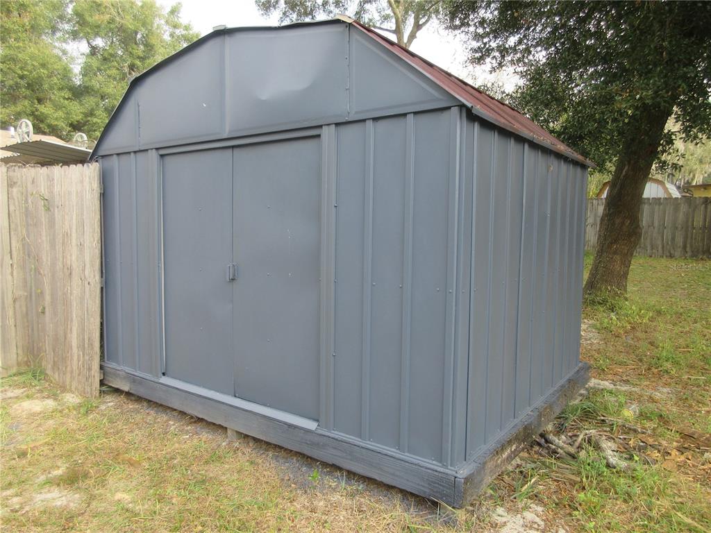 2601 Southeast 175th Terrace Road Silver Springs, FL 34488 - Photo 8 of 87 a backyard of a house