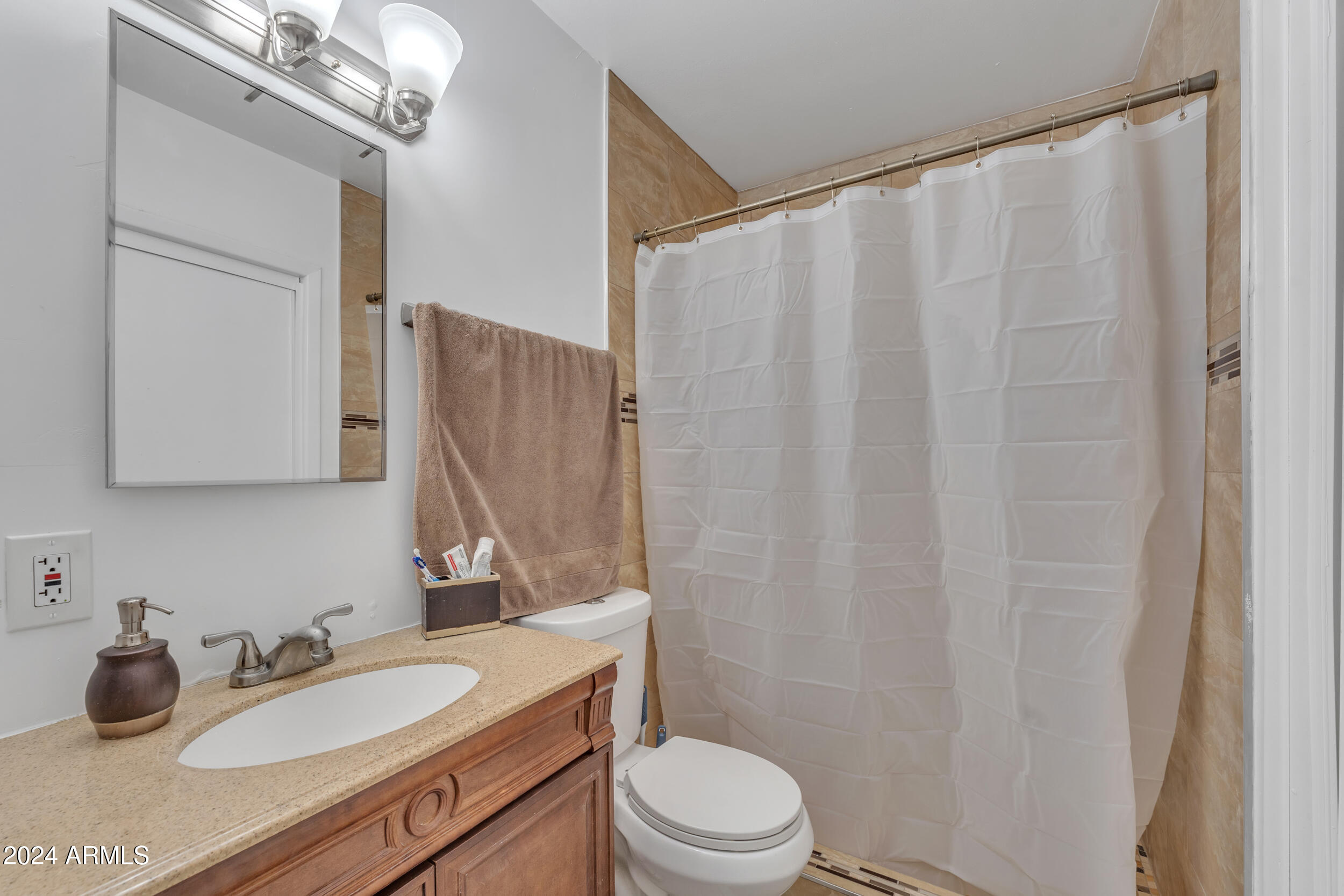 2308 East Chipman Road Phoenix, AZ 85040 - Photo 17 of 26 Bathroom