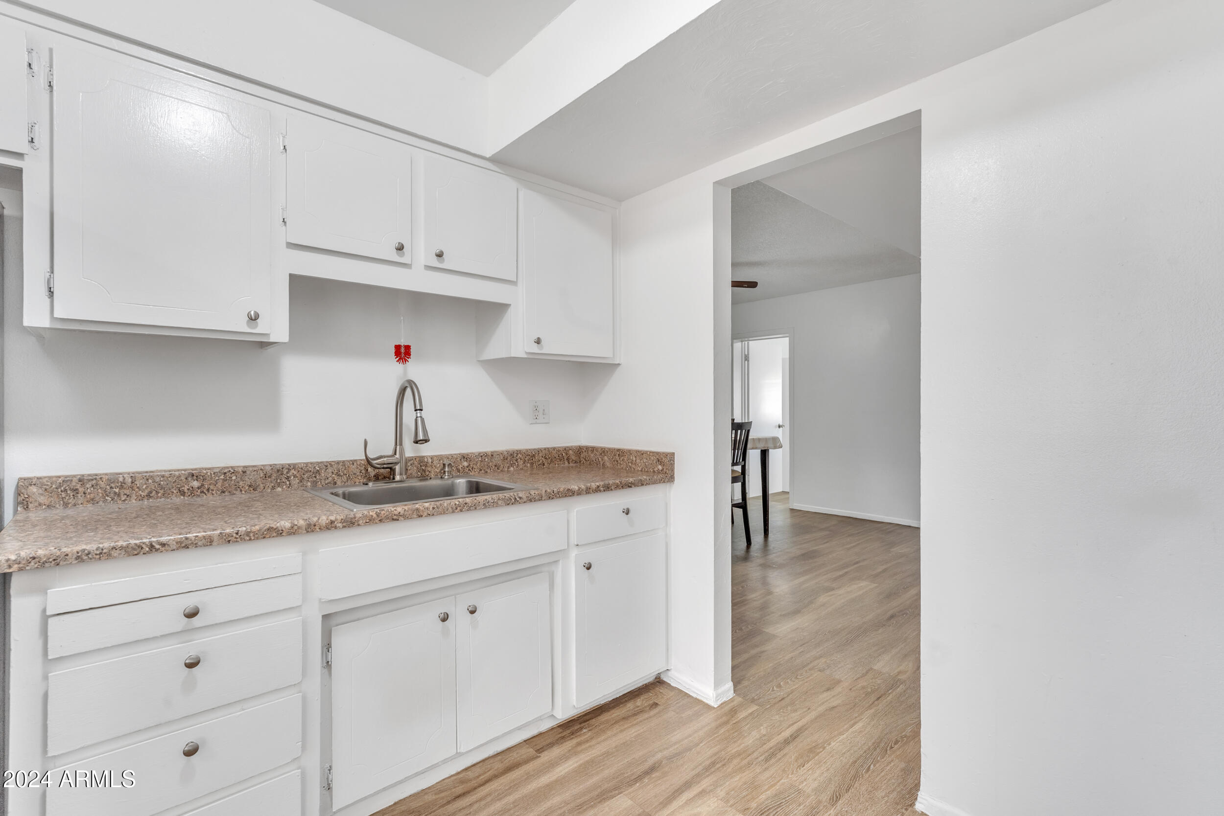 2308 East Chipman Road Phoenix, AZ 85040 - Photo 6 of 26 Kitchen