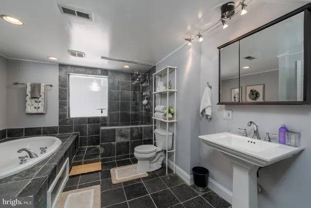 $2,700 | 2517 Fleet Street, Baltimore, MD 21224