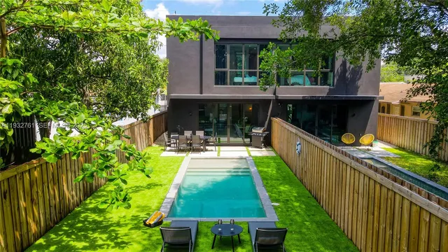 a view of a back yard