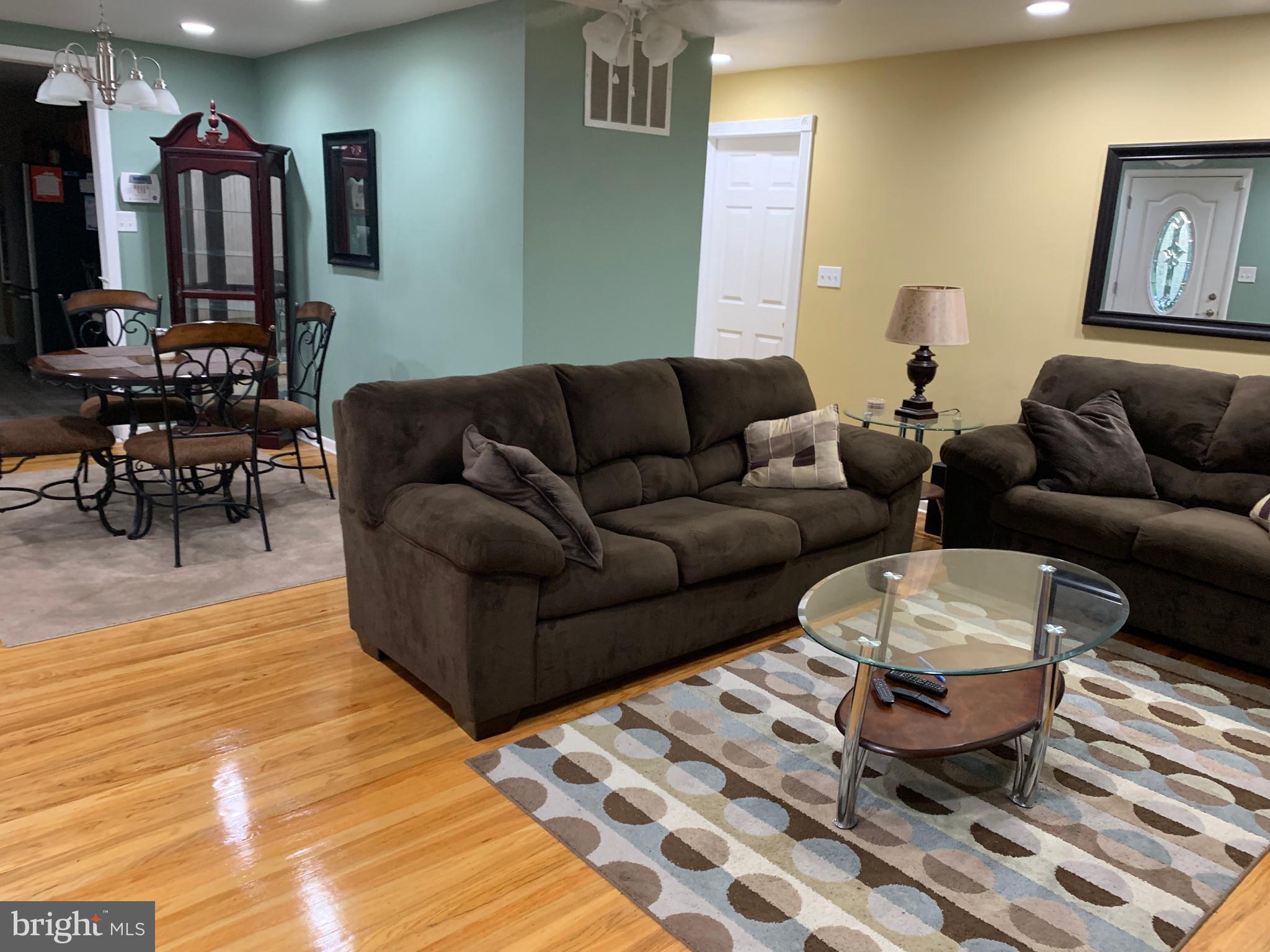 34 Lansdowne Road Burlington, NJ 08016 - Photo 5 of 24 Living Room
