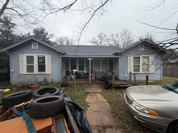 a view of a house with backyard