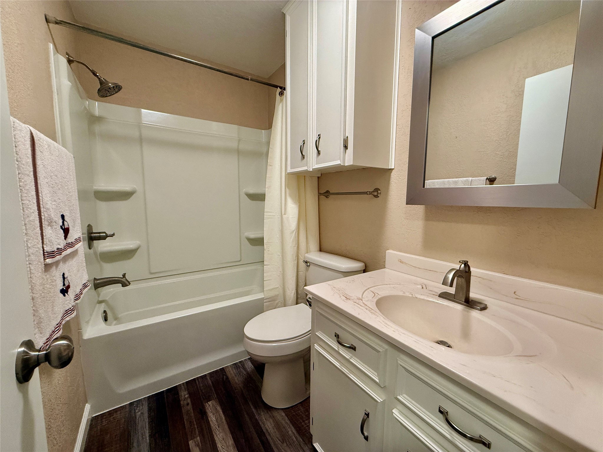 552 Sims Drive Angleton, TX 77515 - Photo 21 of 34 Guest Bath