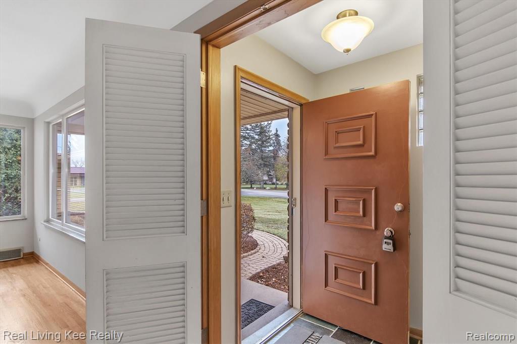710 Castlebar Drive Rochester Hills, MI 48309 - Photo 6 of 35