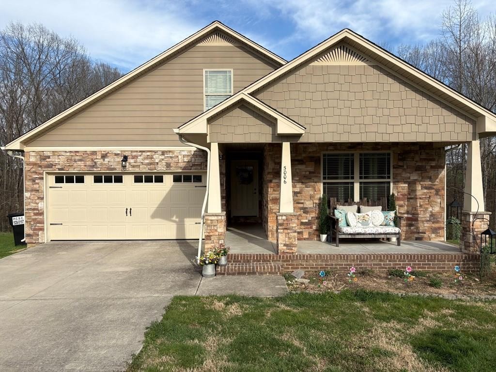 a view of a house with backyard