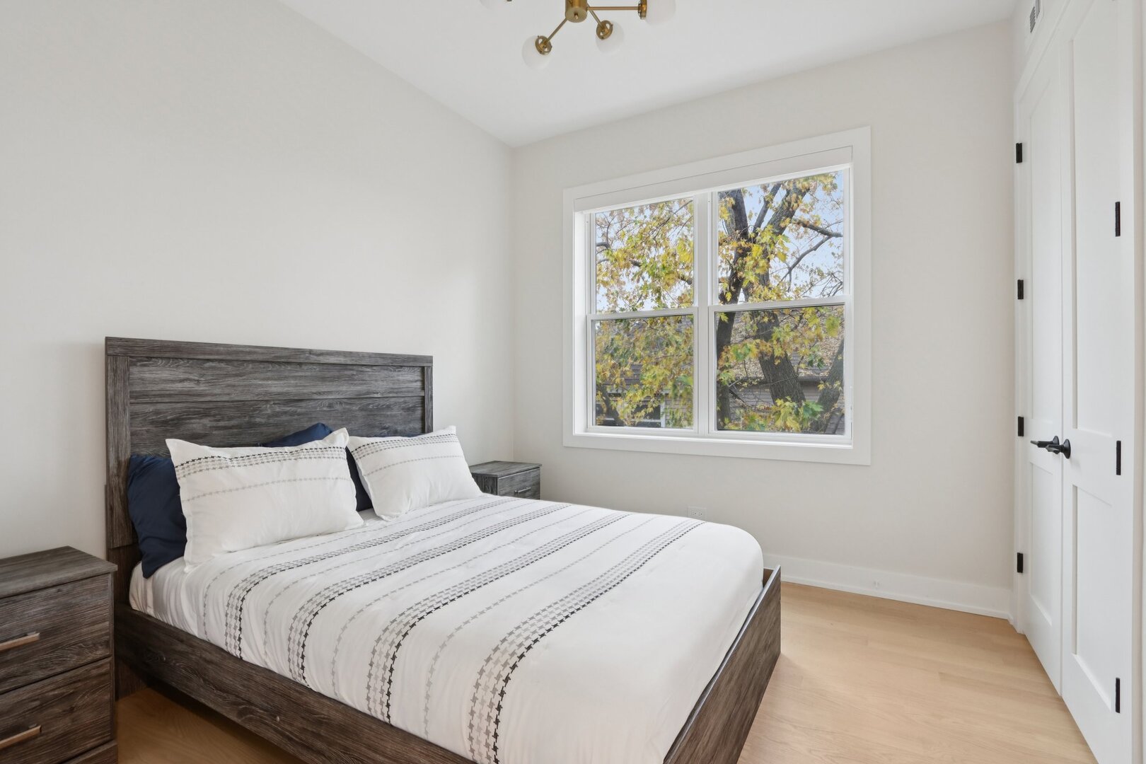 4119 North Ashland Avenue, Unit 3N Chicago, IL 60613 - Photo 15 of 33 a bedroom with a bed and a window