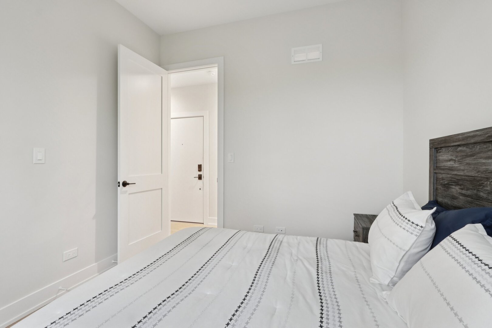 4119 North Ashland Avenue, Unit 3N Chicago, IL 60613 - Photo 16 of 33 a view of a bedroom with wooden floor