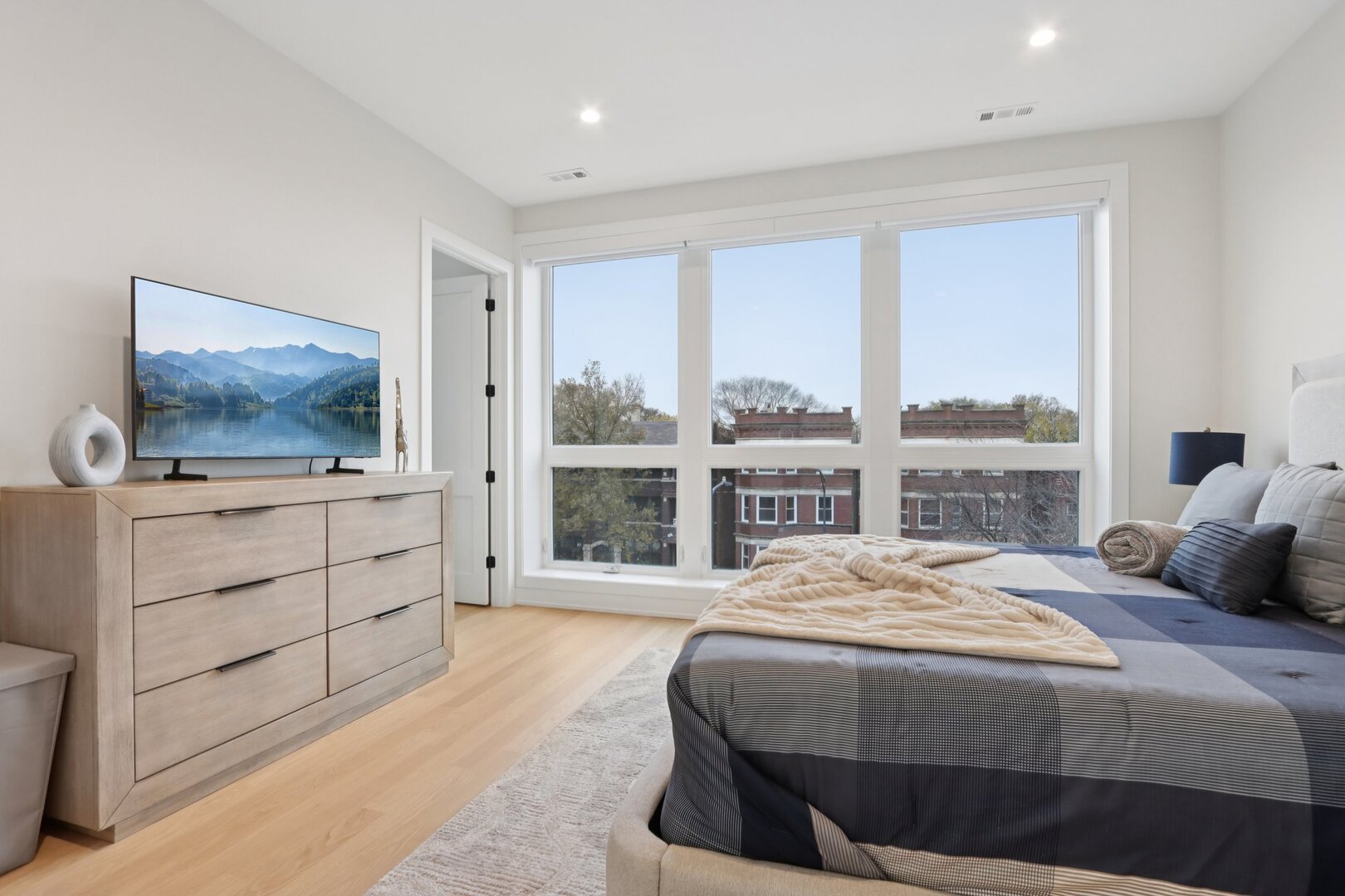 4119 North Ashland Avenue, Unit 3N Chicago, IL 60613 - Photo 20 of 33 a bedroom with a bed and a flat screen tv