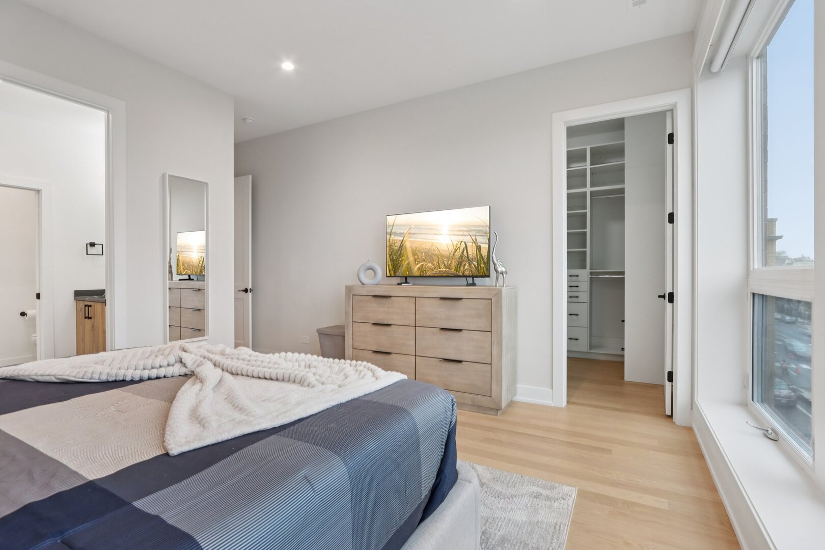 4119 North Ashland Avenue, Unit 3N Chicago, IL 60613 - Photo 21 of 33 a bedroom with a bed and a flat screen tv