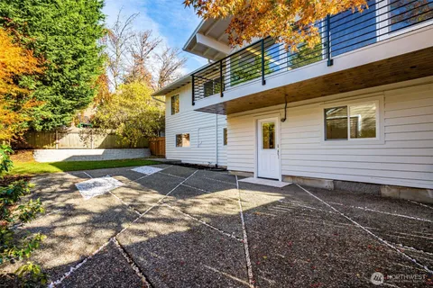 a view of a house with backyard and trees