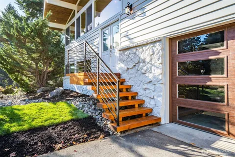 a view of entryway with a front door