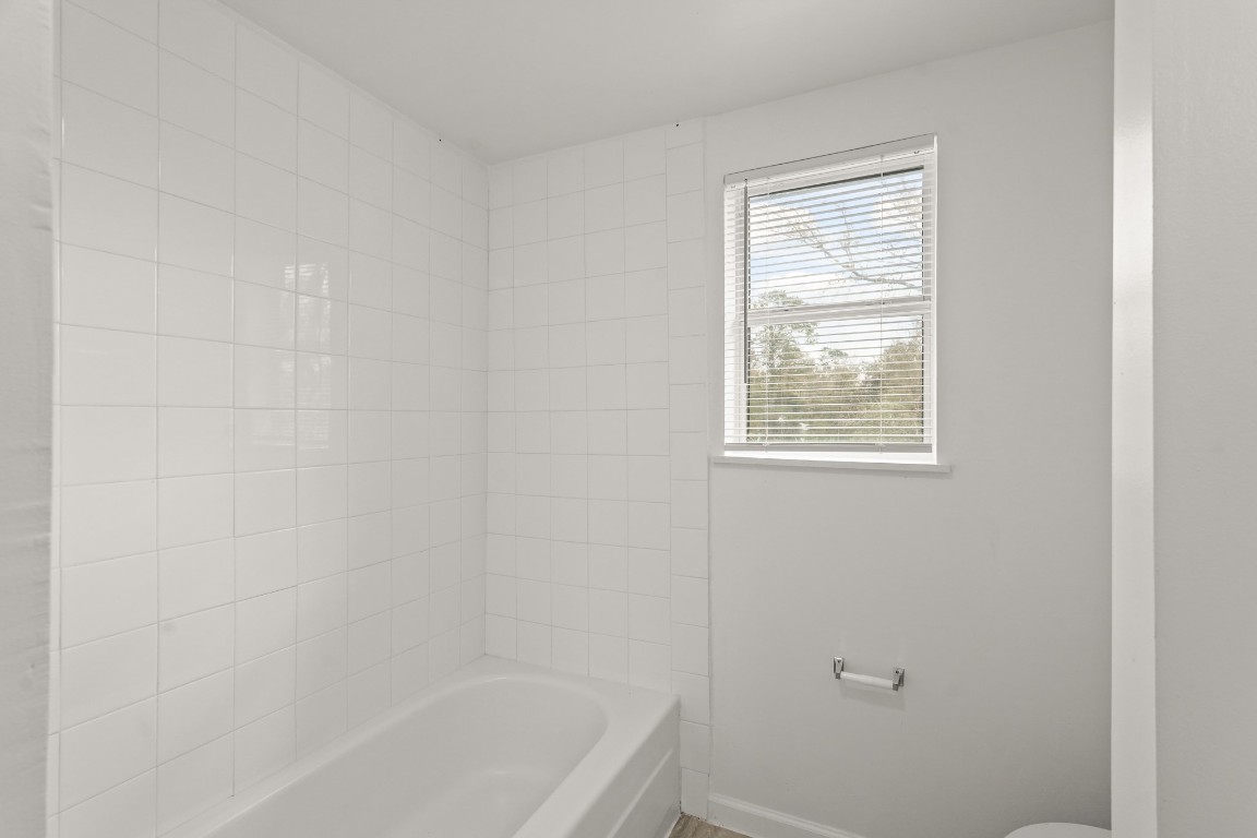 105 West Linney Street Dayton, TX 77535 - Photo 21 of 48 a bathroom with a bathtub