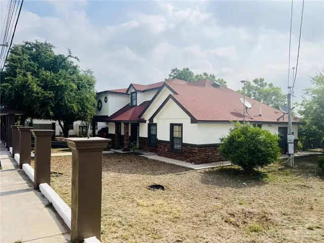 a view of a house with a yard