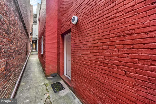 a view of a pathway with a pathway