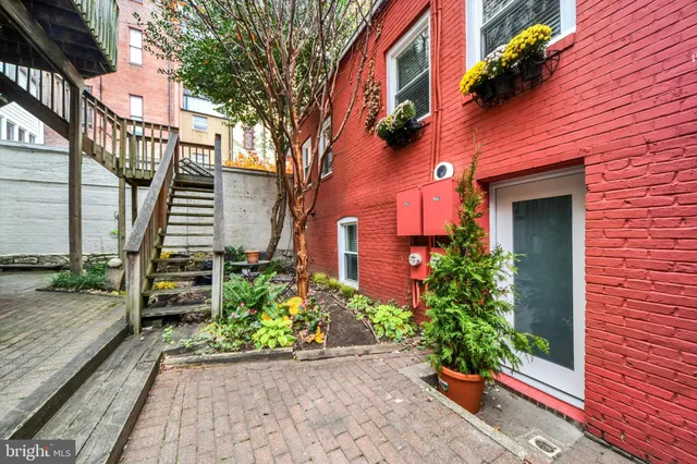 a view of a pathway with a house