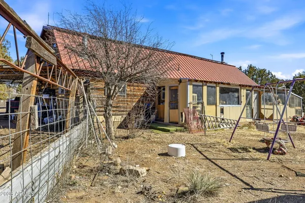 a view of a house with backyard