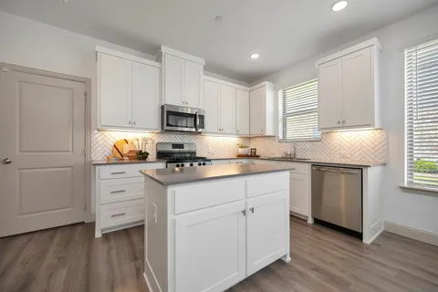$350,000 | 425 Parkside Drive, Argyle, TX 76226