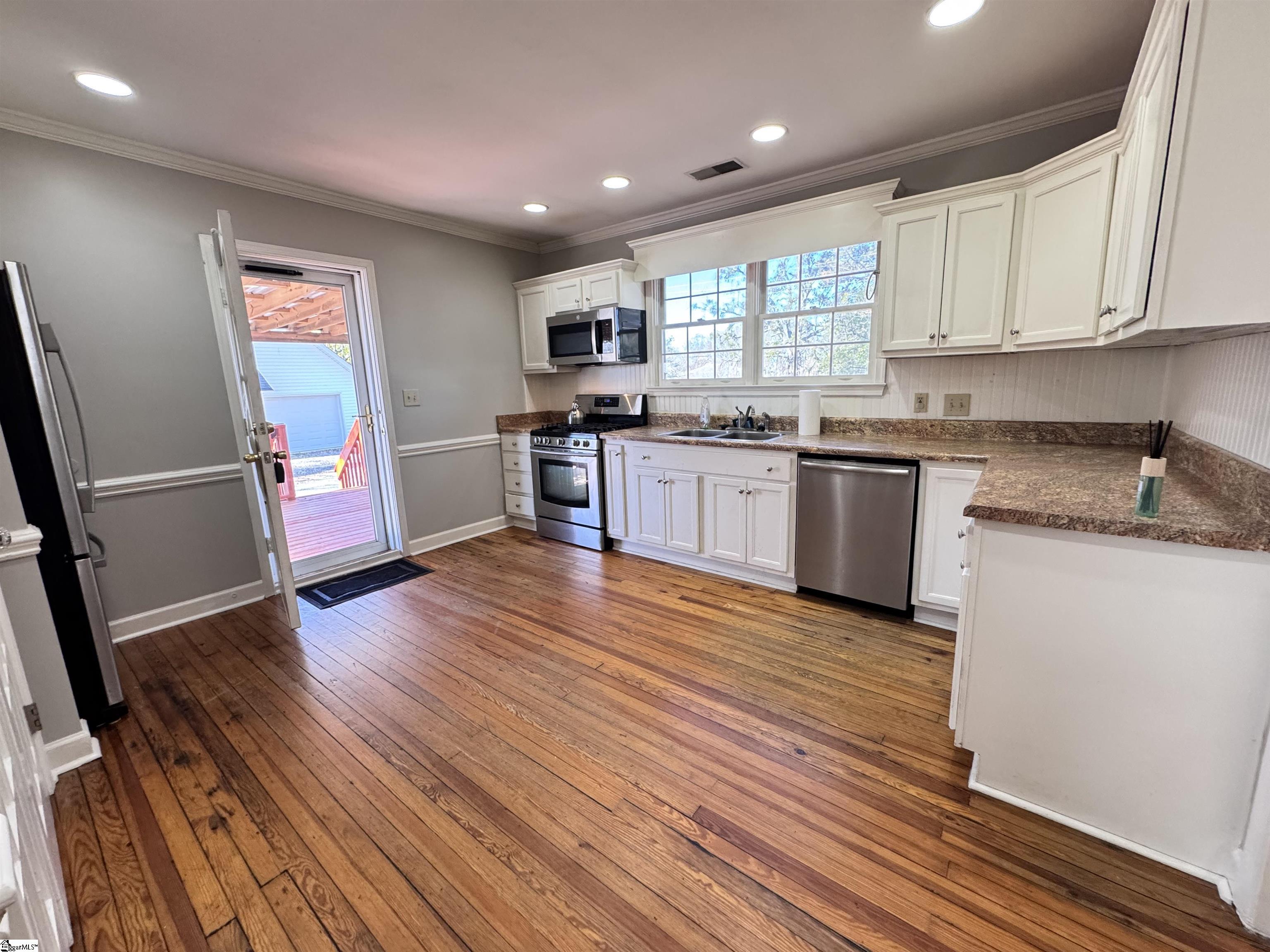 215 Lancaster Avenue Greer, SC 29650 - Photo 8 of 22 Gallery Image 8